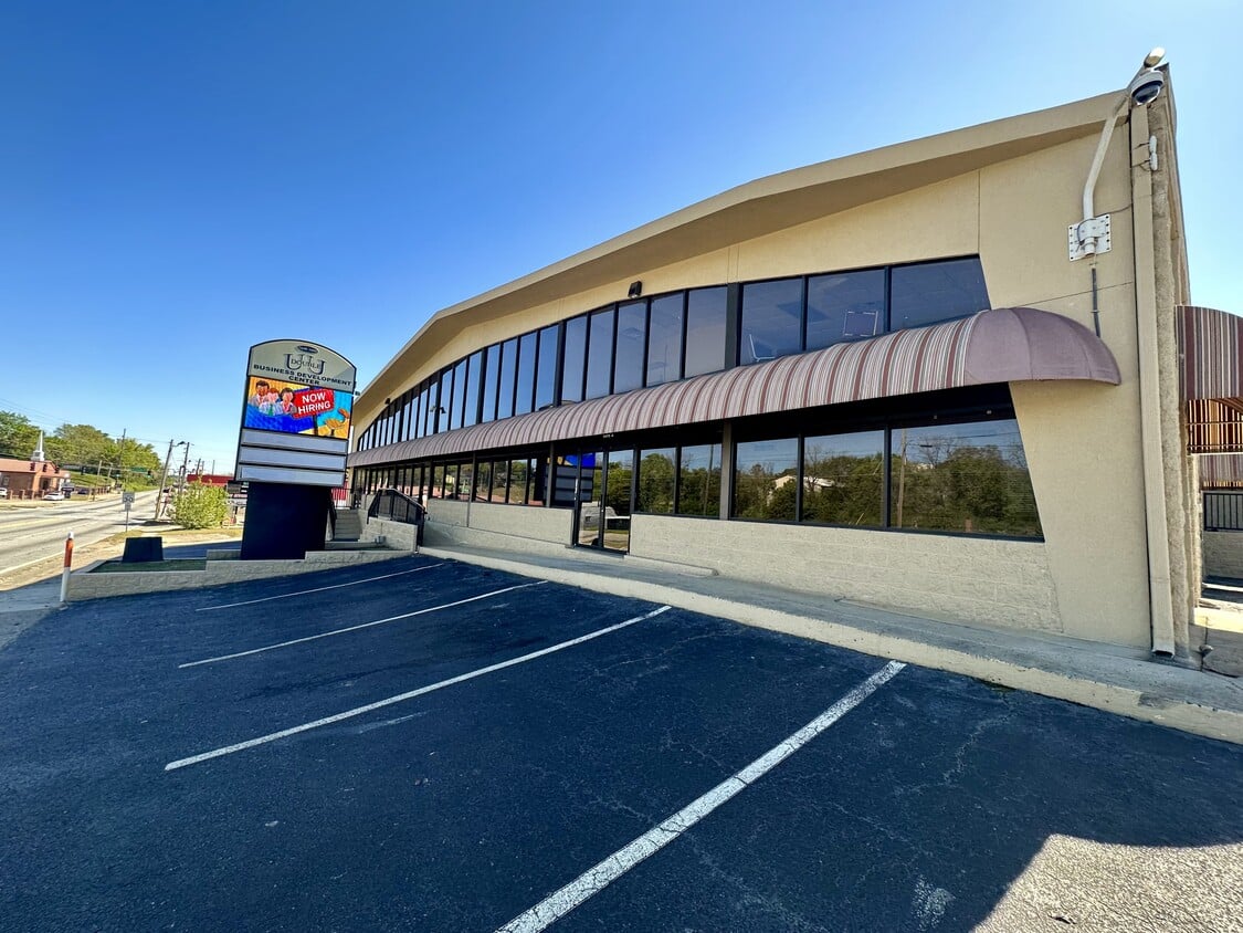 1680 Broadway Macon, GA 31201 - The Summit Group